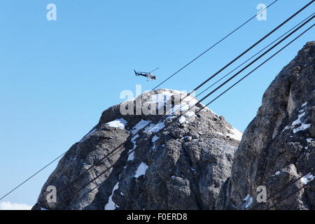 Balade en hélicoptère survole le sommet de la Marmolada, en face de la corde vers le haut de la cabine. Marmolada resort, Italie. Banque D'Images