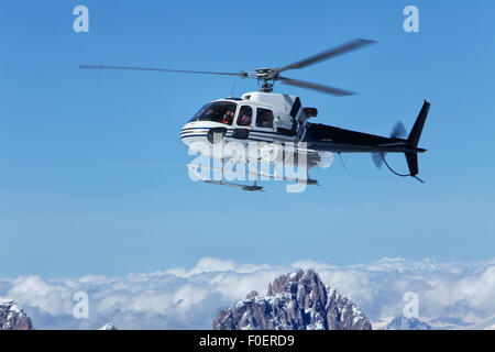 Balade en hélicoptère survole le sommet de la Marmolada, Italie. Banque D'Images