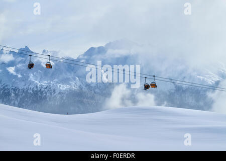 Ski de fond sur les dolomites, les taxis pour les skieurs au-dessus de l'horizon à l'arrière-plan les montagnes. Val di Fiemme, en Italie. Banque D'Images