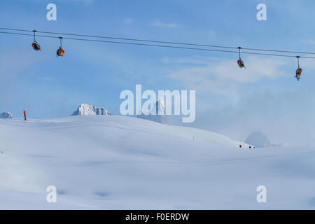 Ski de fond sur les dolomites, les taxis pour les skieurs au-dessus de l'horizon à l'arrière-plan les montagnes. Val di Fiemme, en Italie. Banque D'Images