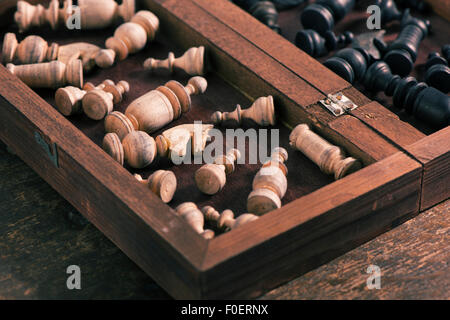 Pièces des échecs en boîte en bois. Image conceptuelle de la stratégie et de la concurrence. Banque D'Images