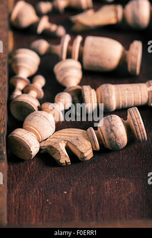 Pièces des échecs en boîte en bois. Image conceptuelle de la stratégie et de la concurrence. Banque D'Images