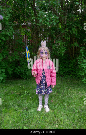 Petite fille avec drapeau suédois Banque D'Images