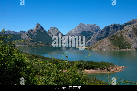 Picos de Europa dans le réservoir à Riano,le nord de l'Espagne Banque D'Images