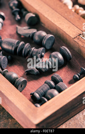 Pièces des échecs en boîte en bois. Image conceptuelle de la stratégie et de la concurrence. Banque D'Images