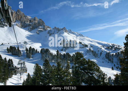 Ski de fond sur les dolomites, les taxis pour les skieurs au-dessus de l'horizon à l'arrière-plan les montagnes. Val di Fiemme, en Italie. Banque D'Images