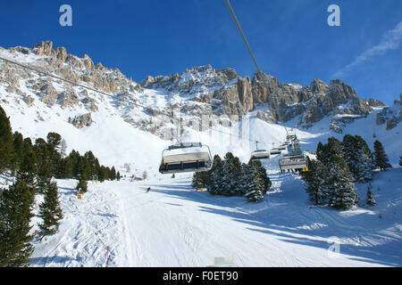 Ski de fond sur les dolomites, les taxis pour les skieurs au-dessus de l'horizon à l'arrière-plan les montagnes. Val di Fiemme, en Italie. Banque D'Images