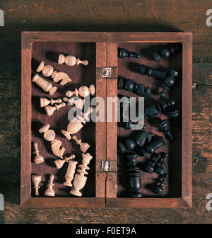 Pièces des échecs en boîte en bois. Image conceptuelle de la stratégie et de la concurrence. Banque D'Images