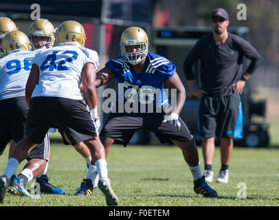 San Bernardino, CA. 10 août, 2015. Le joueur de UCLA (76) Kenny Lacy en action au cours de la première journée de pratique de l'automne lundi, 10 août 2015 à Cal State College de San Bernardino, San Bernardino, en Californie. (Crédit obligatoire : Juan Lainez/MarinMedia.org/Cal Sport Media) (photographe complet, et de crédit requis) © csm/Alamy Live News Banque D'Images