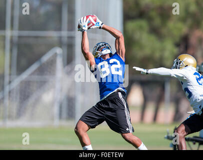 San Bernardino, CA. 10 août, 2015. Récepteur de l'UCLA (82) Eldridge Massington fait une capture exceptionnelle au cours de la première journée de pratique de l'automne lundi, 10 août 2015 à Cal State College de San Bernardino, San Bernardino, en Californie. (Crédit obligatoire : Juan Lainez/MarinMedia.org/Cal Sport Media) (photographe complet, et de crédit requis) © csm/Alamy Live News Banque D'Images