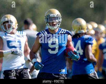 San Bernardino, CA. 10 août, 2015. Récepteur de l'UCLA (9) Jordanie Payton passe par ses exercices pendant le premier jour de la pratique de l'automne le lundi, Août 10, 2015 à Cal State College de San Bernardino, San Bernardino, en Californie. (Crédit obligatoire : Juan Lainez/MarinMedia.org/Cal Sport Media) (photographe complet, et de crédit requis) © csm/Alamy Live News Banque D'Images