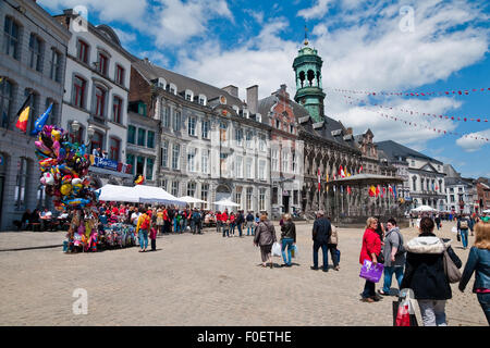 Festivaliers dans la place principale de Mons, en Belgique, pour le festival annuel de Doudou Banque D'Images