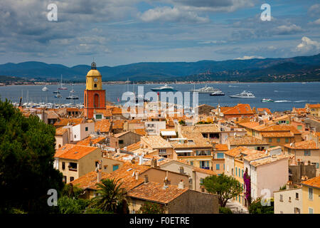 À la recherche sur la ville de St Tropez port avec bateaux disponibles port Côte d'Azur France Banque D'Images