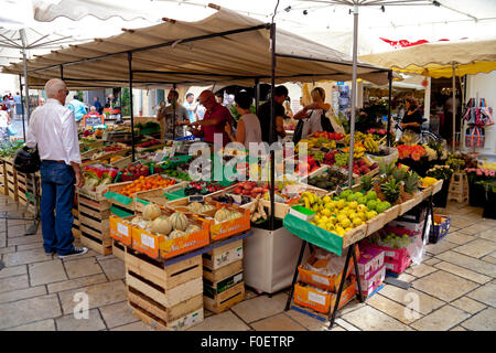 Le port de St Tropez marché fruits Côte d'Azur France Banque D'Images