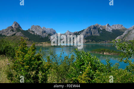 Picos de Europa dans le réservoir à Riano,le nord de l'Espagne Banque D'Images