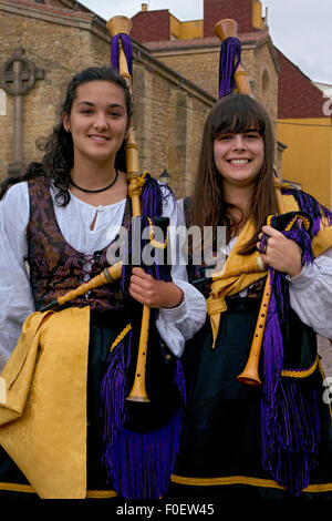 Costume traditionnel et des cornemuses et tambours de la musique au Festival Cidre Région de Nava Asturias,le nord de l'Espagne, Banque D'Images