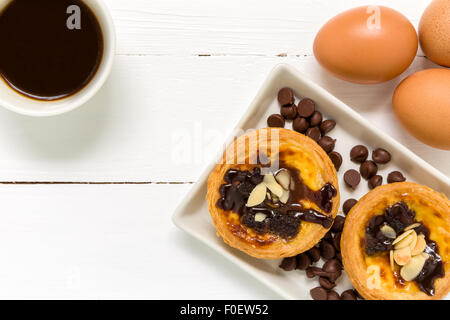 Tarte aux oeufs traditionnels portugais d'être mangé avec du café. Banque D'Images