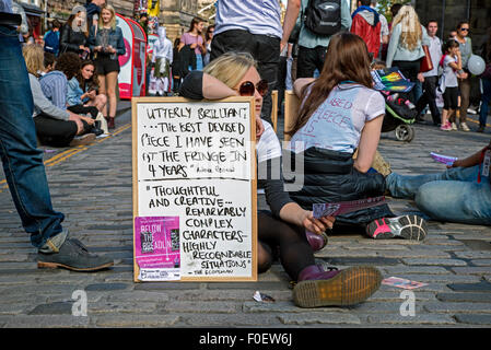 Edinburgh Fringe Festival - acteurs de simplement voir Productions promouvoir leur montrer sur le Royal Mile d'Édimbourg. Banque D'Images