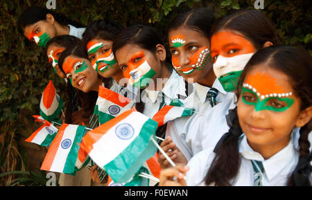 Allahabad, Inde. Août 14, 2015. Les enfants de l'école avec le drapeau indien peint sur leur visage pour célébrer le Jour de l'indépendance. Credit : Ravi Prakash/Pacific Press/Alamy Live News Banque D'Images