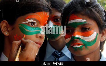 Allahabad, Inde. Août 14, 2015. Les enfants de l'école avec le drapeau indien peint sur leur visage pour célébrer le Jour de l'indépendance. Credit : Ravi Prakash/Pacific Press/Alamy Live News Banque D'Images