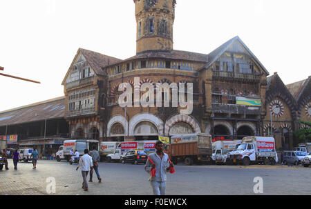 Mumbai, Maharashtra. 4ème apr 2014. 02 avril 2014, Mumbai - Inde.Vue sur le marché de Crawford à Mumbai.Crawford Market est le plus grand de Mumbai, et contient le dernier souffle de la Bombay.Le Crawford Market abrite un commerce de gros de fruits et légumes et du marché de la volaille. Une extrémité du marché est un magasin pour animaux de compagnie. Différentes variétés de chiens, chats, et les oiseaux peuvent être trouvés dans ce domaine. La plupart des ventes à l'intérieur du marché vendent les produits importés tels que les aliments, les produits cosmétiques, de maison et de cadeaux. Il a été le principal marché de gros pour les fruits à Mumbai jusqu'en mars 1996, lorsque le commerce de gros commerçants étaient rel Banque D'Images