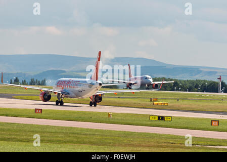 Airbus A320-200 easyJet Aéroport de Manchester england uk départs arrivées Banque D'Images