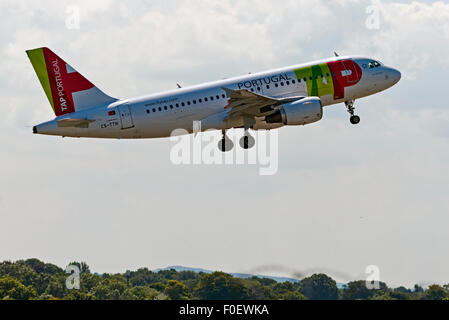 CS-TTH TAP - Air Portugal Airbus A319-100 au départ de l'aéroport de Manchester england uk Banque D'Images