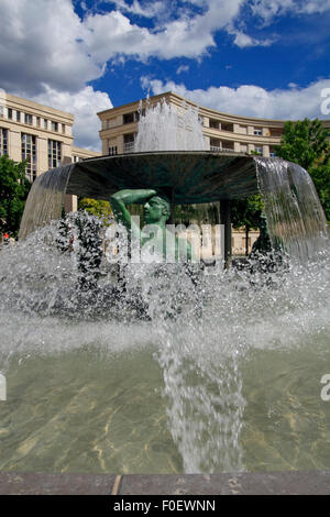 Fontaine 'les Ephèbes , place de Thessalie à Montpellier, Languedoc-Roussillon, France Banque D'Images