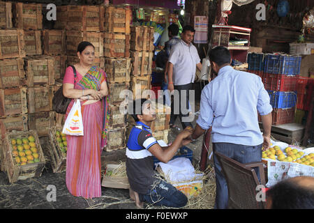 Mumbai, Maharashtra. 1er avril 2014. 01 avril 2014, Mumbai - Inde.Une femme boutiques pour les mangues au marché Crawford à Mumbai.Crawford Market est le plus grand de Mumbai, et contient le dernier souffle de la Bombay.Le Crawford Market abrite un commerce de gros de fruits et légumes et du marché de la volaille. Une extrémité du marché est un magasin pour animaux de compagnie. Différentes variétés de chiens, chats, et les oiseaux peuvent être trouvés dans ce domaine. La plupart des ventes à l'intérieur du marché vendent les produits importés tels que les aliments, les produits cosmétiques, de maison et de cadeaux. Il a été le principal marché de gros pour les fruits à Mumbai jusqu'en mars 1996, quand l'ensemble Banque D'Images