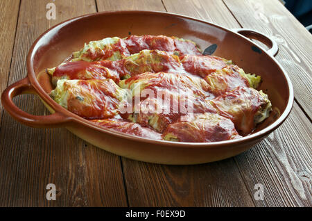 - Holishkes chou juif traditionnel plat rouleau.feuilles de chou enveloppé dans la manière d'expédition autour de la viande hachée et tomate sauc Banque D'Images