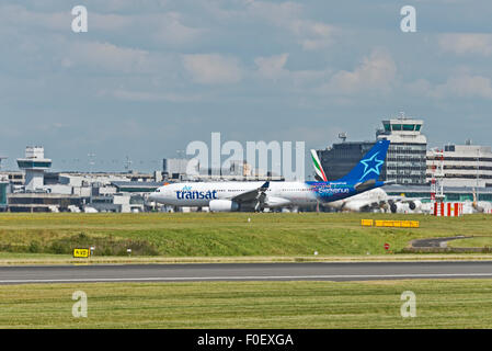 C-TP Air Transat Airbus A330-200 d'arrivées de l'aéroport de Manchester england uk Banque D'Images