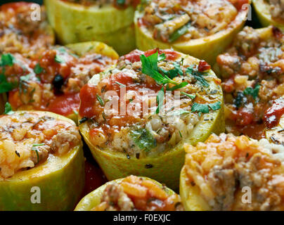 Topan Kabak Dolmasi - les courgettes farcies de riz et de viande.La cuisine Turque Banque D'Images