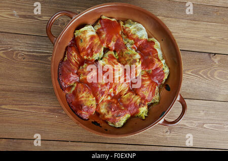 - Holishkes chou juif traditionnel plat rouleau.feuilles de chou enveloppé dans la manière d'expédition autour de la viande hachée et tomate sauc Banque D'Images