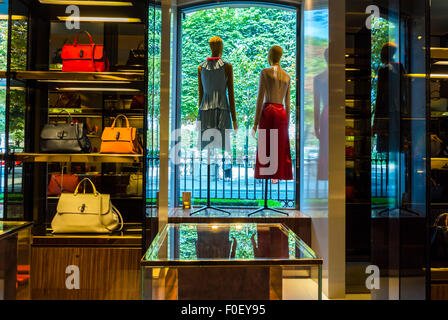 Paris, France, vitrine de la boutique, intérieur, affichage de produits de luxe dans Famous Brands Store, magasin Gucci, intérieur de magasin de vêtements, produits riches, gucci [WOP] industrie textile italienne Banque D'Images