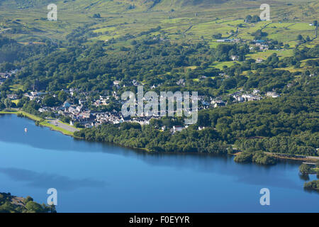 Le Nord du Pays de Galles village de Llanberis situé au pied de Snowdon et à côté de Llyn Padarn dans le parc national de Snowdonia. Banque D'Images