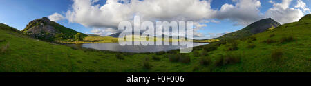 Panorama de l'Dwyrarchen Llyn, un lac situé au-dessus du village de Rhyd Ddu au pied de la côté ouest de Snowdon. Banque D'Images