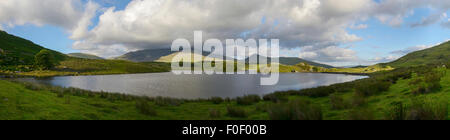 Panorama de l'Dwyrarchen Llyn, un lac situé au-dessus du village de Rhyd Ddu au pied de la côté ouest de Snowdon. Banque D'Images