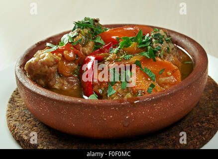 Chakhokhbili avec tomates et d'oignons Poulet aliment traditionnel géorgien . Banque D'Images