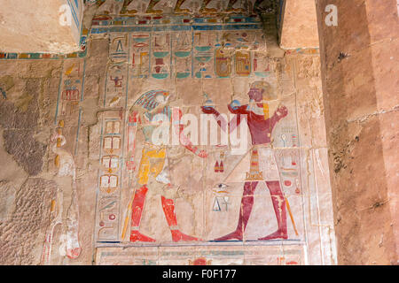 Une vue horizontale de l'Égypte ancienne quelques images en couleur sur mur dans Luxor Banque D'Images