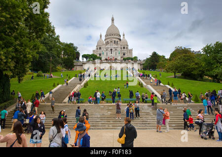 PARIS, FRANCE - 27 juillet 2015 : les touristes sont assis et de marche dans le parc en face de la sacré-Cœur à Montmartre, l'un des th Banque D'Images