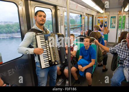 PARIS, FRANCE - 28 juillet 2015 : un musicien joue de l'accordéon dans le métro à Paris en France Banque D'Images