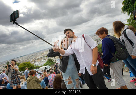 Un couple s'en selfies avant du Sacré Cœur à Montmartre à Paris en France Banque D'Images