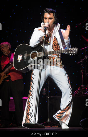 Memphis, Tennessee, USA. Août 12, 2015. Johnny Lee Memphis à partir de l'Écosse à l'ultime hommage Elvis 2015 Concours de l'artiste 11 Août 2015 - 12 -13 Orpheum Theatre, Memphis Tennessee Crédit : Catherine Brown/Alamy Live News Banque D'Images