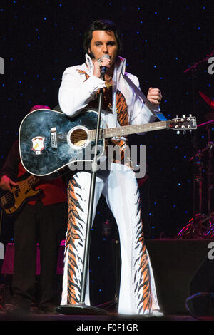 Memphis, Tennessee, USA. Août 12, 2015. Johnny Lee Memphis à partir de l'Écosse à l'ultime hommage Elvis 2015 Concours de l'artiste 11 Août 2015 - 12 -13 Orpheum Theatre, Memphis Tennessee Crédit : Catherine Brown/Alamy Live News Banque D'Images