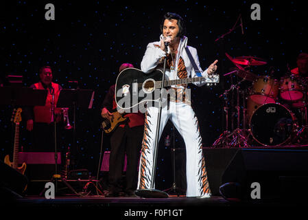 Memphis, Tennessee, USA. Août 12, 2015. Johnny Lee Memphis à partir de l'Écosse à l'ultime hommage Elvis 2015 Concours de l'artiste 11 Août 2015 - 12 -13 Orpheum Theatre, Memphis Tennessee Crédit : Catherine Brown/Alamy Live News Banque D'Images