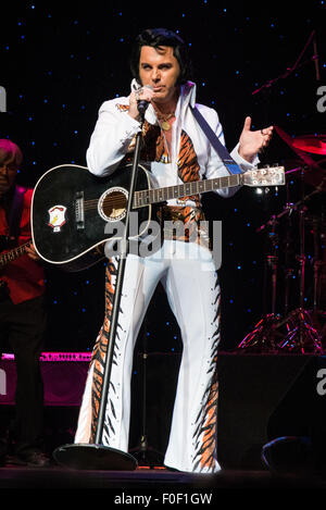 Memphis, Tennessee, USA. Août 12, 2015. Johnny Lee Memphis à partir de l'Écosse à l'ultime hommage Elvis 2015 Concours de l'artiste 11 Août 2015 - 12 -13 Orpheum Theatre, Memphis Tennessee Crédit : Catherine Brown/Alamy Live News Banque D'Images