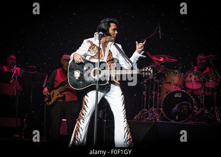 Memphis, Tennessee, USA. Août 12, 2015. Johnny Lee Memphis à partir de l'Écosse à l'ultime hommage Elvis 2015 Concours de l'artiste 11 Août 2015 - 12 -13 Orpheum Theatre, Memphis Tennessee Crédit : Catherine Brown/Alamy Live News Banque D'Images