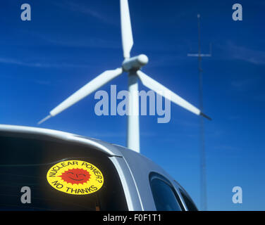 'Une puissance nucléaire Non merci' soleil souriant autocollant sur une voiture à côté de la Rotonde Moor Wind Farm, Spicer Hill, dans le Yorkshire du Sud. Banque D'Images