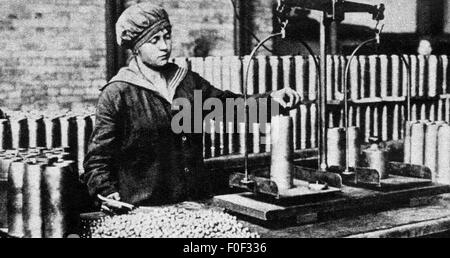 Première Guerre mondiale / première Guerre mondiale, femme travaillant dans une usine de munitions, fabrication de coquilles d'obus, vers 1917, droits supplémentaires-Clearences-non disponible Banque D'Images