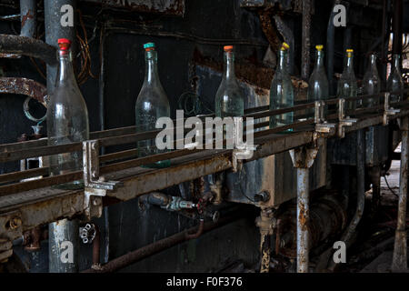 Bouteilles continuent de s'asseoir en attendant d'être utilisés dans le maintenant fermé et les apparaux de White Star Brewery, Rick Steenweg en Belgique Banque D'Images